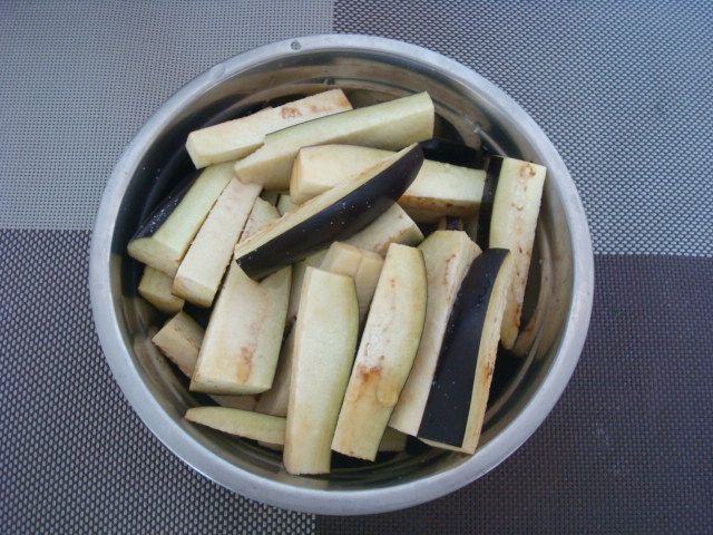 避风塘茄子步骤1