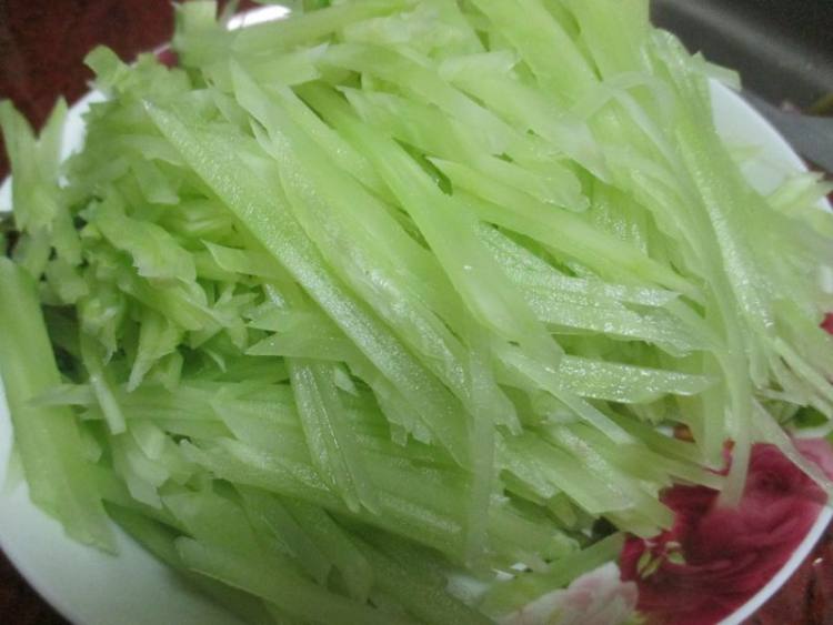 腊肠炒莴笋丝步骤1