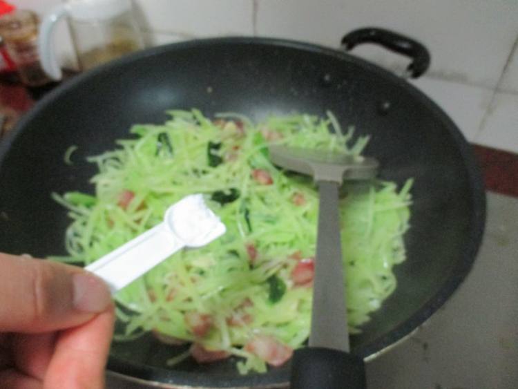腊肠炒莴笋丝步骤7