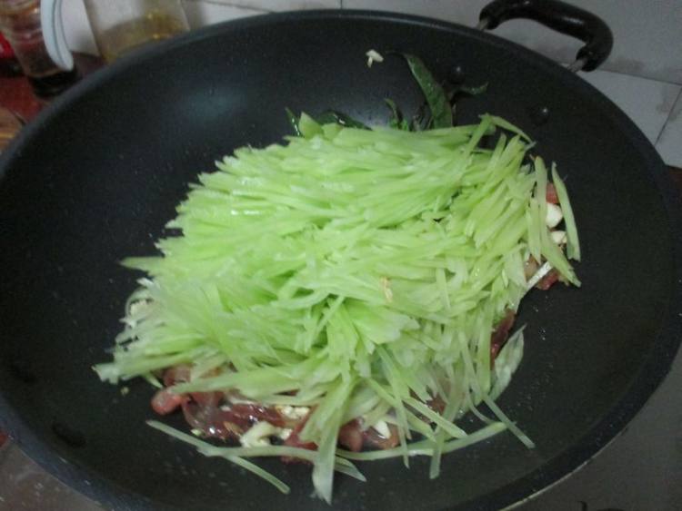 腊肠炒莴笋丝步骤6