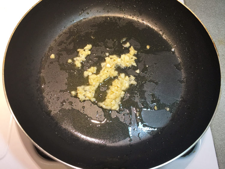 蒜香鲜菇蛤蜊拌面步骤4