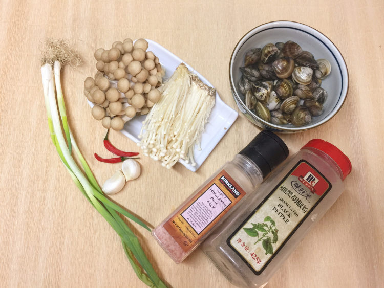 蒜香鲜菇蛤蜊拌面步骤1