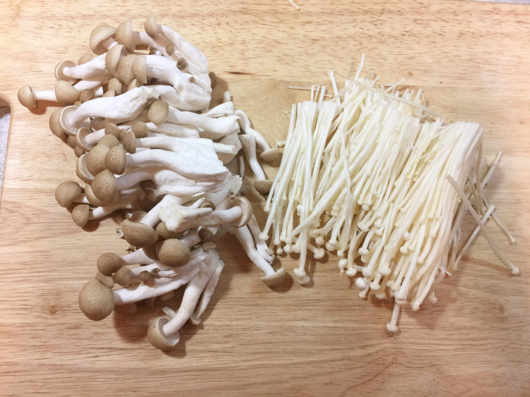 蒜香鲜菇蛤蜊拌面步骤2
