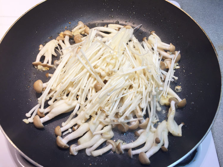 蒜香鲜菇蛤蜊拌面步骤6