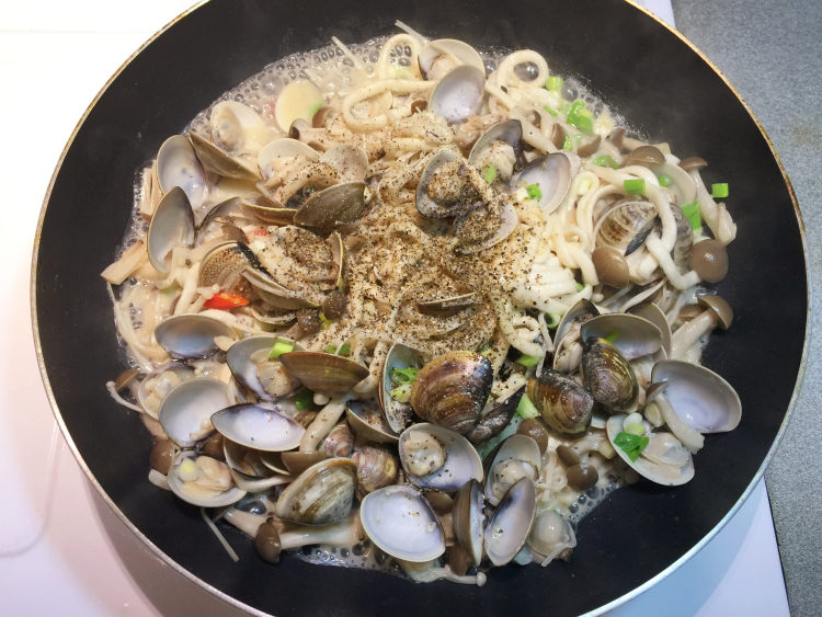 蒜香鲜菇蛤蜊拌面步骤13