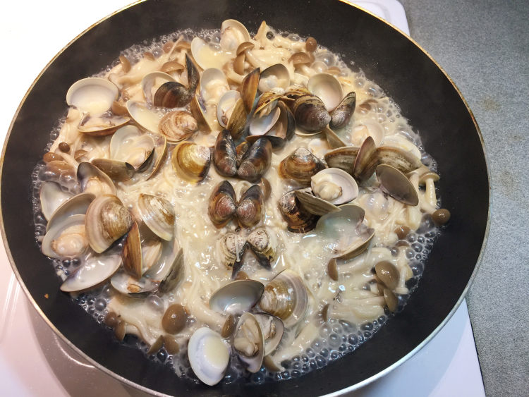蒜香鲜菇蛤蜊拌面步骤10
