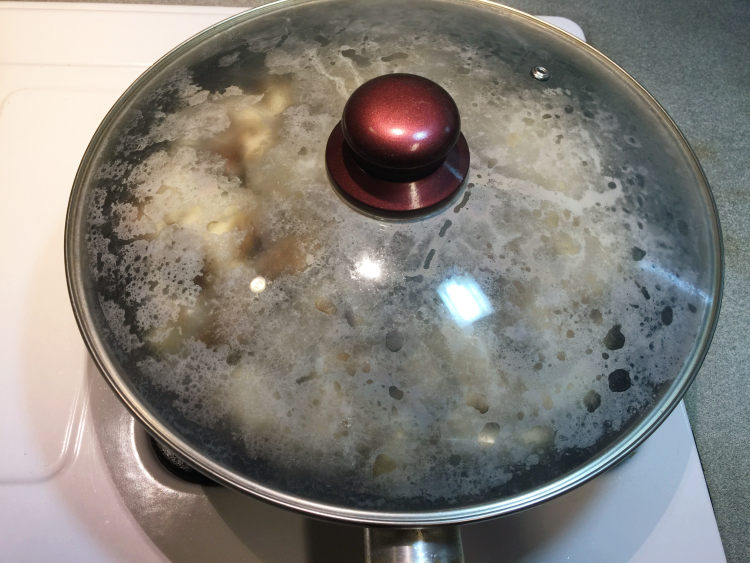 蒜香鲜菇蛤蜊拌面步骤8