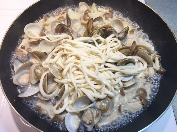 蒜香鲜菇蛤蜊拌面步骤11