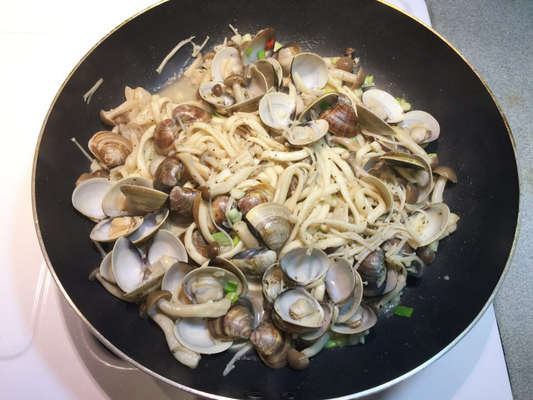 蒜香鲜菇蛤蜊拌面步骤14