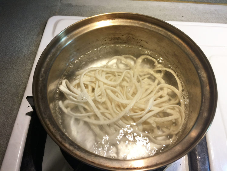 蒜香鲜菇蛤蜊拌面步骤9