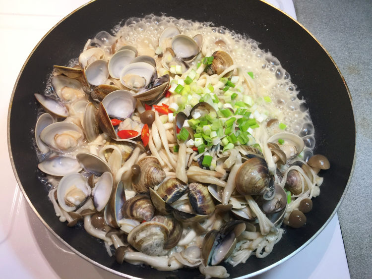 蒜香鲜菇蛤蜊拌面步骤12