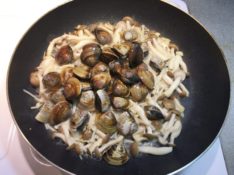 蒜香鲜菇蛤蜊拌面步骤7