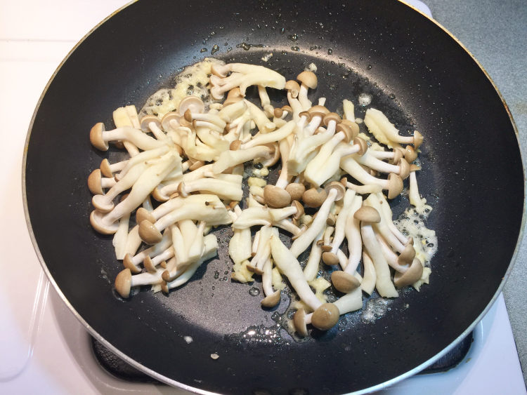 蒜香鲜菇蛤蜊拌面步骤5