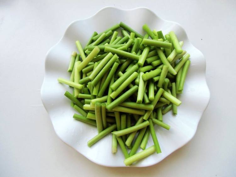 蒜薹炒鸡胗步骤3