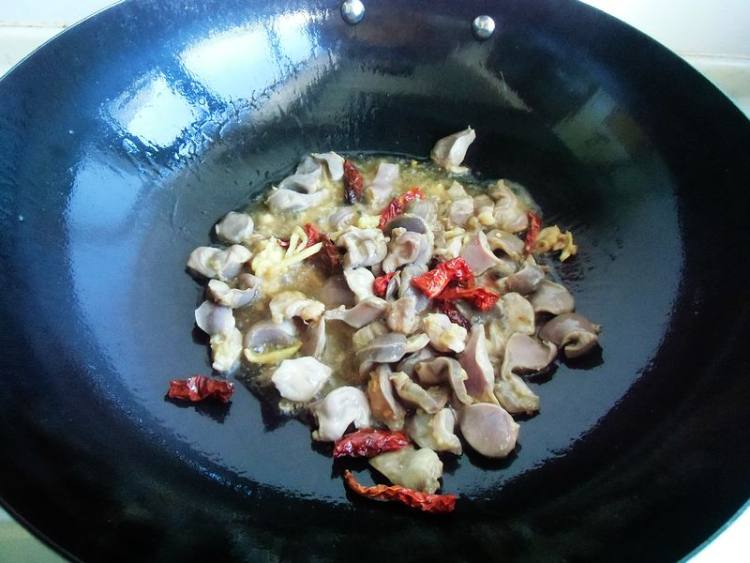 蒜薹炒鸡胗步骤5