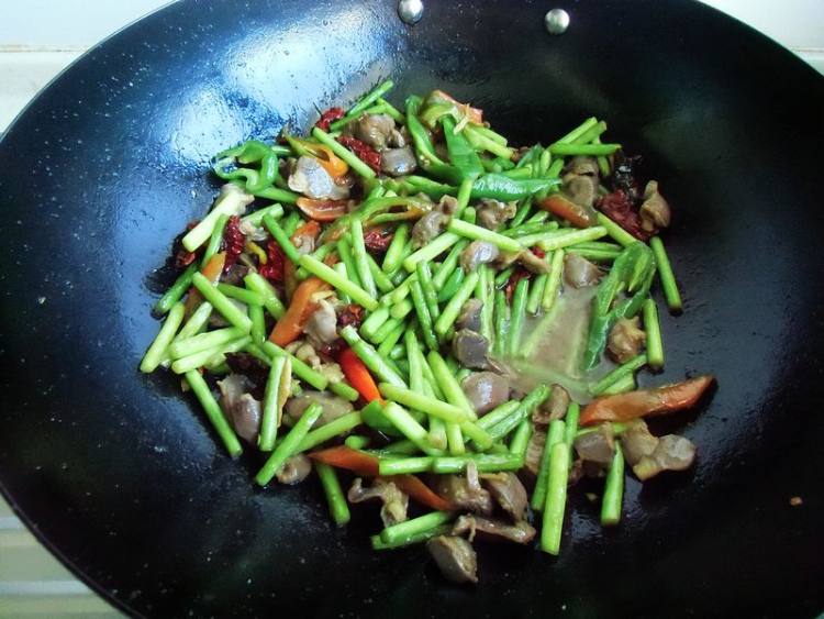 蒜薹炒鸡胗步骤10