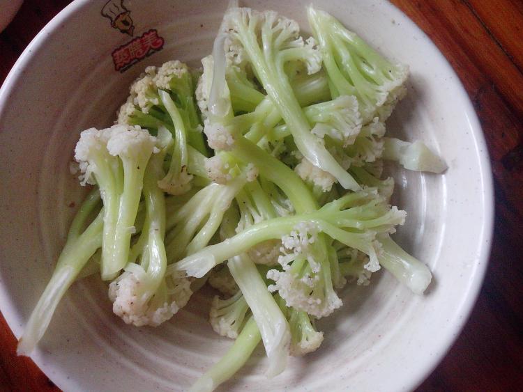 辣白菜炒花菜步骤1