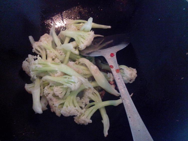 辣白菜炒花菜步骤5