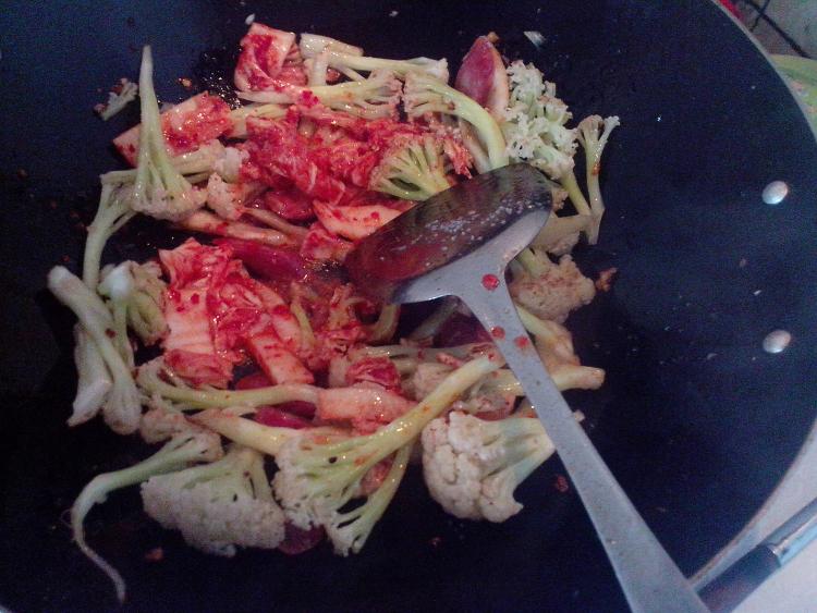 辣白菜炒花菜步骤7