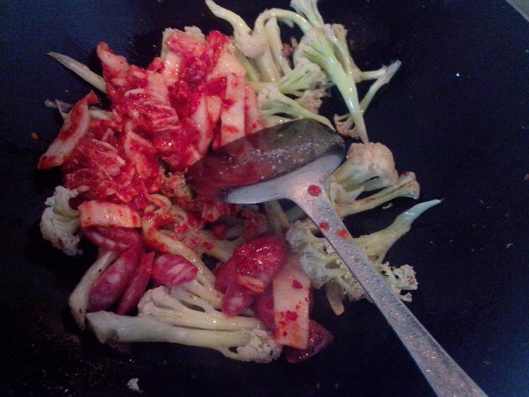 辣白菜炒花菜步骤6