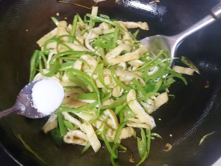 炸豆干炒尖椒步骤5