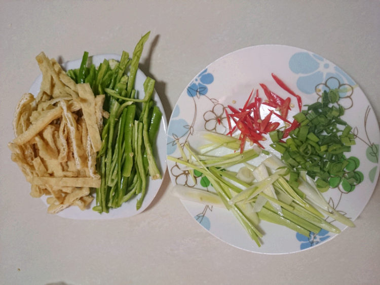 炸豆干炒尖椒步骤2