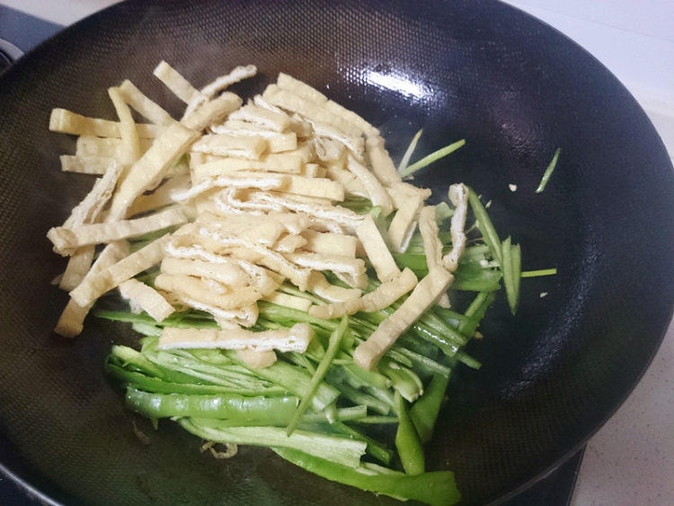 炸豆干炒尖椒步骤4