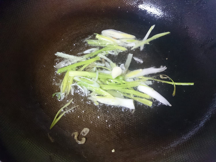 炸豆干炒尖椒步骤3