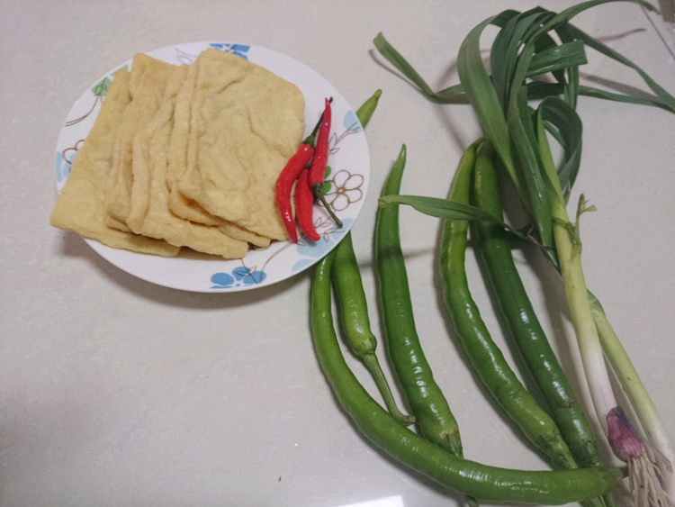 炸豆干炒尖椒步骤1