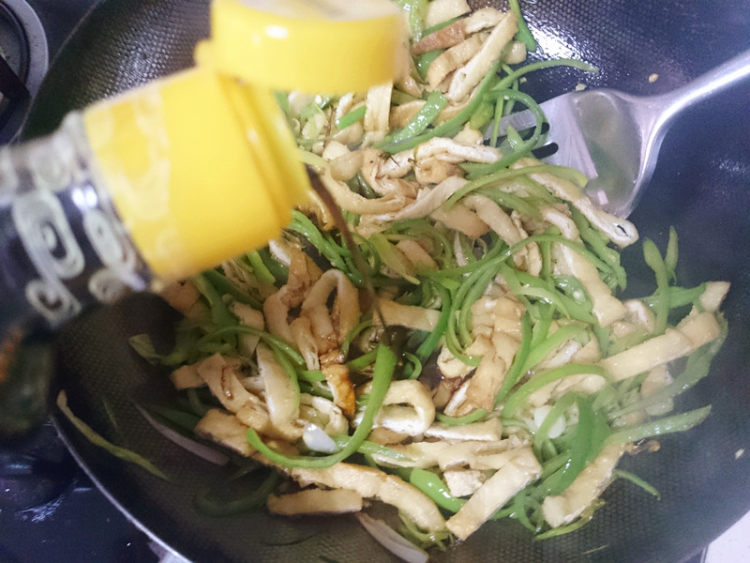 炸豆干炒尖椒步骤6