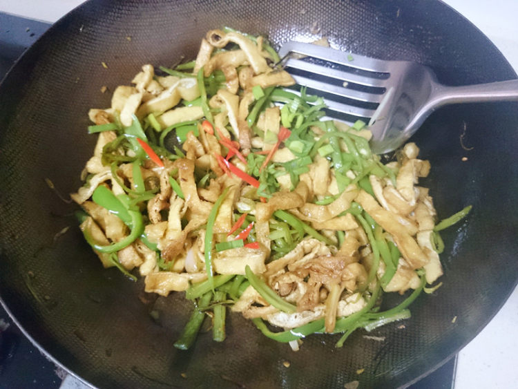 炸豆干炒尖椒步骤7