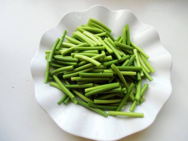 蒜薹香菇炒肉步骤3