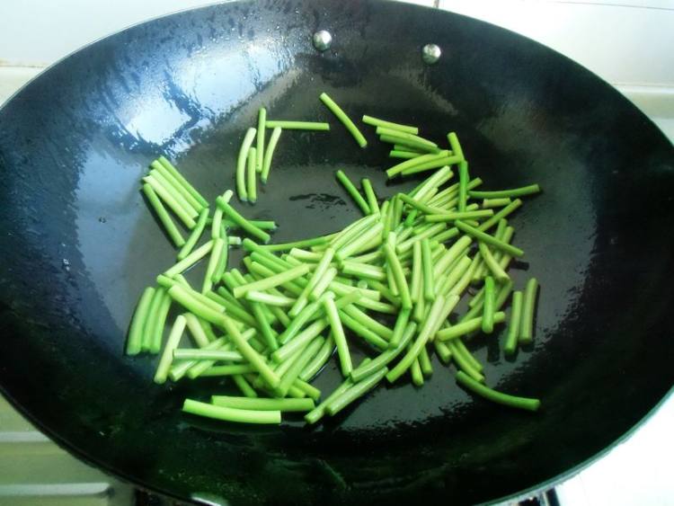 蒜薹香菇炒肉步骤6