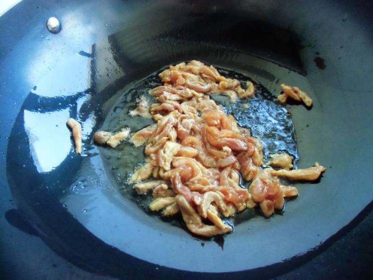 蒜薹香菇炒肉步骤5