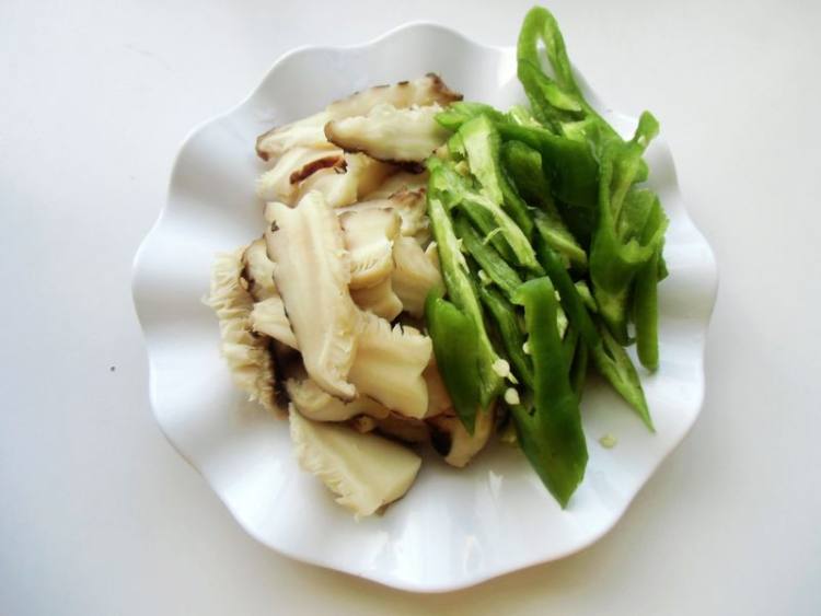 蒜薹香菇炒肉步骤4