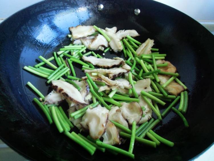 蒜薹香菇炒肉步骤7