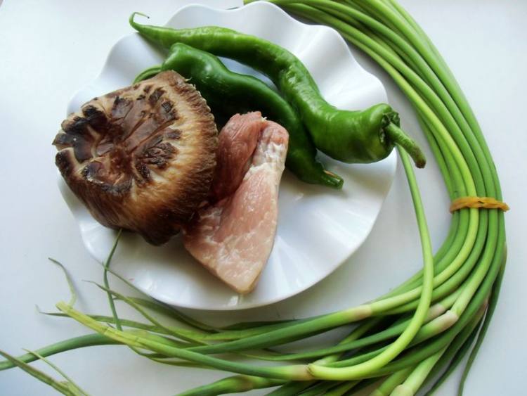 蒜薹香菇炒肉步骤1