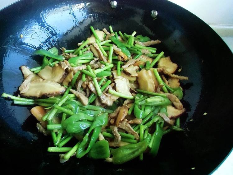 蒜薹香菇炒肉步骤12