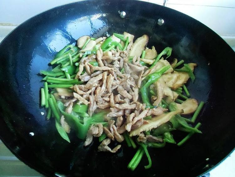 蒜薹香菇炒肉步骤9