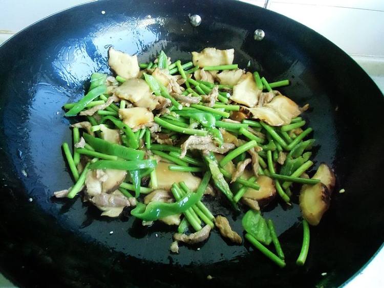 蒜薹香菇炒肉步骤11