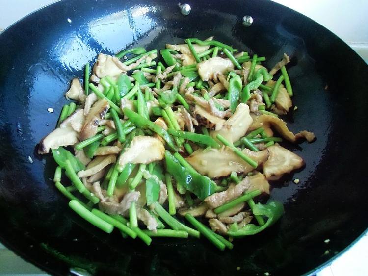 蒜薹香菇炒肉步骤10