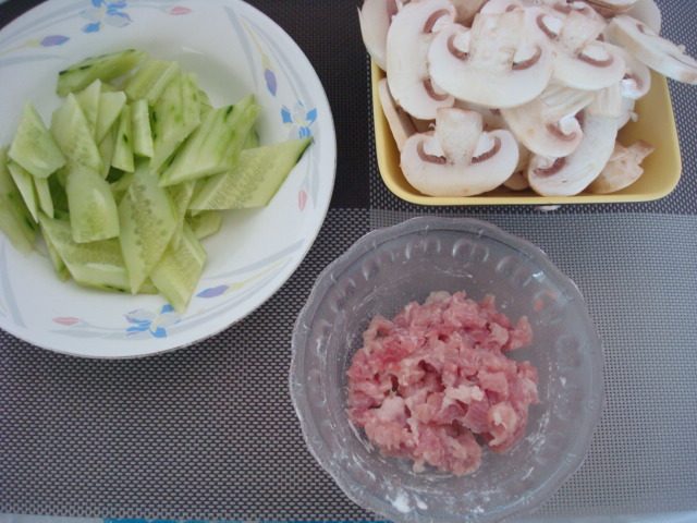 肉末炒口蘑步骤2
