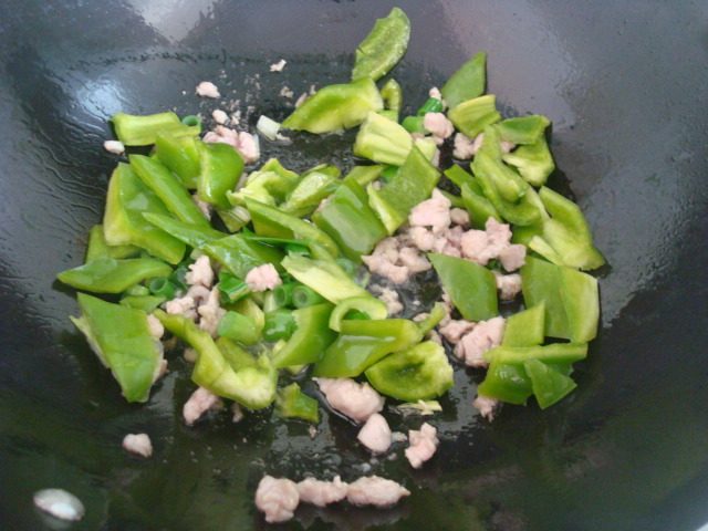 肉末青椒木耳炒豆腐步骤6