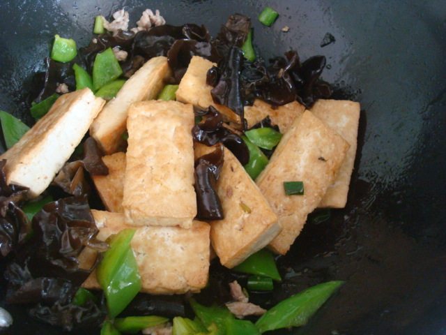 肉末青椒木耳炒豆腐步骤8