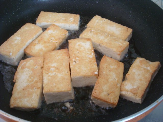 肉末青椒木耳炒豆腐步骤2