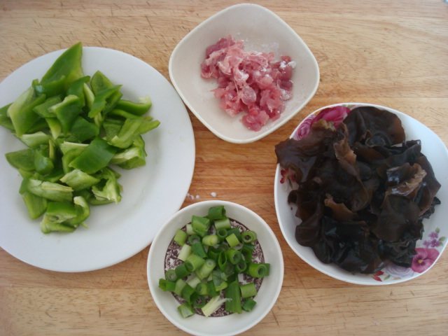 肉末青椒木耳炒豆腐步骤3
