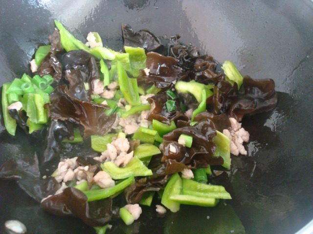 肉末青椒木耳炒豆腐步骤7