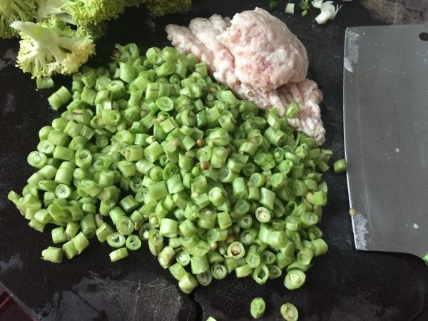 肉末炒菜豆步骤1