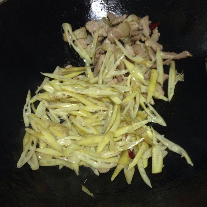 苦笋炒肉步骤5