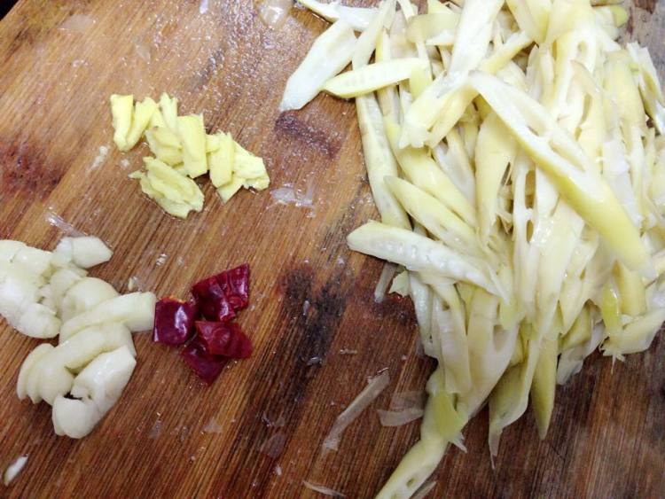 苦笋炒肉步骤2